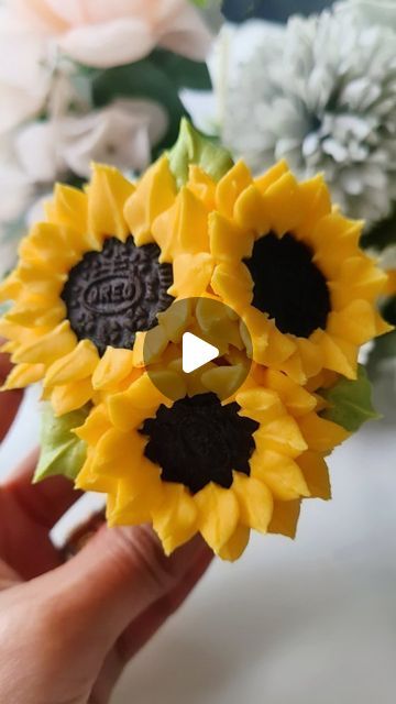 Piya on Instagram: "3 mini sunflowers with 3 mini oreos using @wiltoncakes tip 352  #flowers#sunflower#florals#cupcakes" Hello Yummy, Mini Oreos, How To Make Sunflower, Chocolate Cupcakes Filled, Sunflower Cookies, Sunflower Cupcakes, Piping Flowers, Mini Sunflowers, Pull Apart Cupcakes