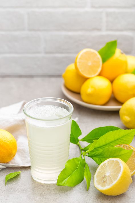 The most popular soda fountain drink in the 1800s, the lemon soda. You should try it. Lemon Soda Recipe, Lemon Baking, Kidney Cleanse Natural, Sweet Crepes Recipe, Lemon Cocktail, Baking Soda Benefits, Kidney Detox, Baking Soda And Lemon, Soda Drink