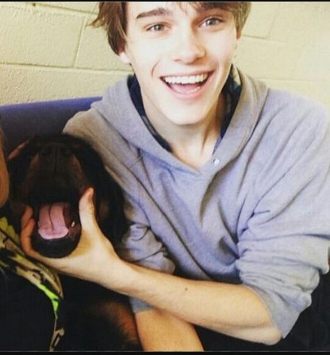 Imagen de mitchell hope Mitchell Hope, Descendants Cast, Disney Boys, Disney Descendants, Hottest Guy Ever, Cute Actors, Descendants, Celebrity Crush, Character Inspiration