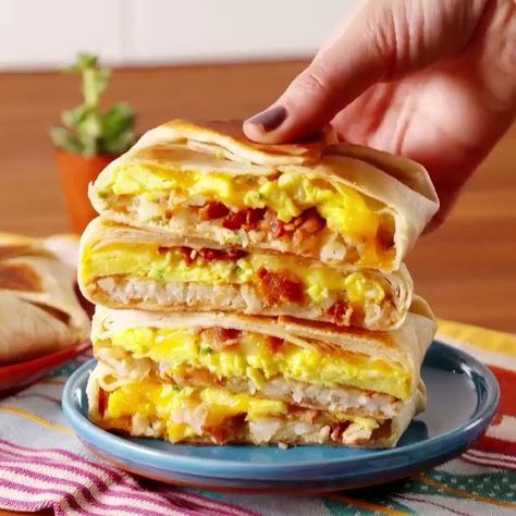 The most supreme breakfast of all 🍳    #Delish #DamnThatsDelish @tacobell Breakfast Crunch Wrap, Taco Bell Breakfast, Breakfast Crunchwrap, Crunchwrap Recipe, Homemade Crunchwrap, Crunchwrap Supreme, Crunch Wrap, Breakfast Wraps, Homemade Breakfast