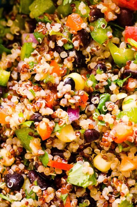 Southwest Quinoa Salad is healthy, bright and tasty. Made with a simple dressing, it is perfect for lunch or dinner. This is a great make-ahead recipe as Southwest Quinoa Salad tastes even better when cold. Quinoa Healthy Recipes, Quinoa Side Dish, Salad With Black Beans, Quinoa Salads, Southwest Quinoa, Southwest Quinoa Salad, Chili Lime Dressing, Mexican Quinoa Salad, Recipe Quinoa