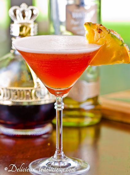 A delicious French Martini recipe, with vodka, Chambord® raspberry liqueur, pineapple juice and a hint of vanilla. French Martini Recipe, Vodka And Pineapple Juice, French Martini, Martini Bar, Martini Recipe, Vodka Martini, Vanilla Vodka, Infused Vodka, Martini Recipes