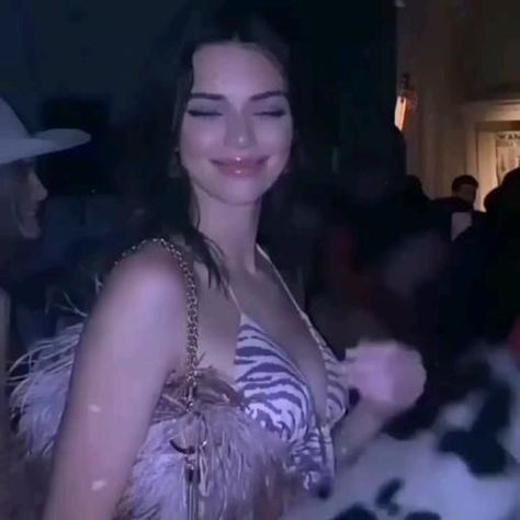 Outfits Kendall Jenner, Kendall Jenner Aesthetic, Kily Jenner, Estilo Kim Kardashian, Kylie Jenner Gif, Kendall Jenner Icons, Kendall Jenner Video, Stile Kendall Jenner, Jenner Hair