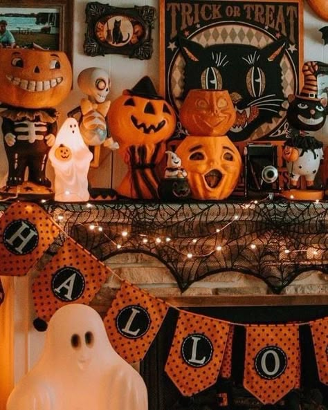 Halloween Antiques, Classy Halloween Decor, Halloween Trends, Halloween Mantel, 90s Halloween, Halloween Facts, About Halloween, Instagram Direct, Vintage Halloween Decorations