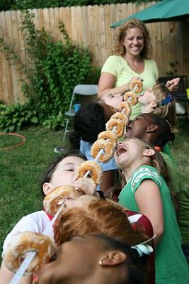 Doughnut on a string party game! Too fun! @Toby Mayer Matson I thought of you for the next time the Dirks' come over!!! Fun Kids Party Games, Permainan Kerjasama Tim, Halloween Fest, Adult Halloween Party, Food Easy, Donut Party, Easy Diy Halloween, Diy Activities, Kids Party Games