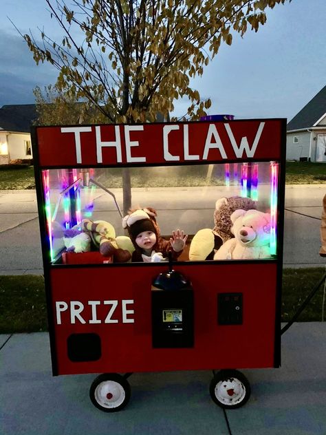 Stroller Costume Ideas, Claw Machine Costume, Baby Stroller Costume, Stroller Halloween Costumes, Wagon Halloween Costumes, Wagon Costume, Stroller Costume, Family Themed Halloween Costumes, Cool Monkey