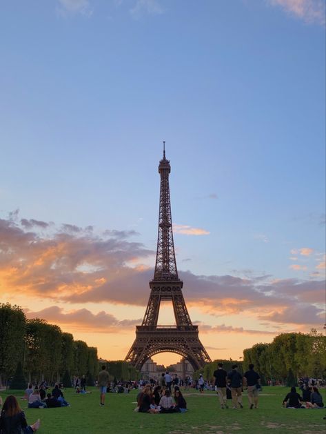 Eifell Tower Pictures, Torre Eiffel Aesthetic, France Aesthetic, Paris Vibes, Photo Editing Vsco, Paris Aesthetic, Dream Travel Destinations, City Landscape, The Eiffel Tower