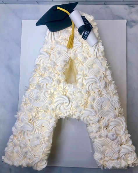 Graduation Cake Ideas 2024, Combined Birthday And Graduation Party, Luxury Graduation, Graduation Party Ideas High School Mexican Theme, Cute Graduation Cakes College, College Graduation Cakes For Girls Ideas, Graduation Cake Designs University, Graduation Sweets Table, College Graduate Cake Ideas