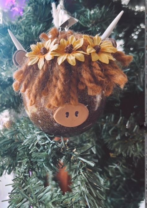 Cow Christmas Tree, Sunflower Crown, Christmas Tree Ornament Crafts, Cow Craft, Highland Cow Christmas, Cow Ornaments, Cow Christmas, Wood Christmas Ornaments, Christmas Tree Decor