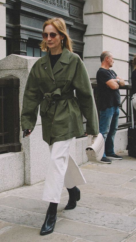 Green Military Coat London Fashion Week Street Style Photos Spring Summer 2018 Outfit Inspiration Military Outfits Women, Parka Street Style, Khaki Jacket Outfit, Military Style Outfits, Military Jacket Outfits, Military Inspired Outfit, Green Jacket Outfit, Sarah Christine, Khakis Outfit