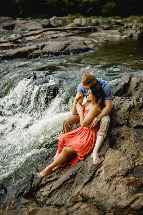 Couple Poses In Waterfall, Waterfall Picture Ideas Couple, Waterfall Couple Shoot, Engagement Photos River, River Couple Photoshoot, Waterfall Couple Photoshoot, Unique Engagement Shoot Ideas, Waterfall Engagement Pictures, Waterfall Pics