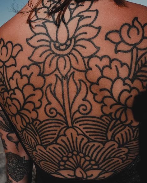 McKenzie on Instagram: “Oh man, I’ll take thick healed lines over anything else, any day of the week... thank you very much @adventuresofrebecca Can’t wait to…” Floral Back Tattoos, Backpiece Tattoo, Optical Illusion Tattoos, Illusion Tattoos, American Traditional Tattoo Ideas, Traditional Tattoo Ideas, Girl Back Tattoos, Back Piece Tattoo, Black Girls With Tattoos