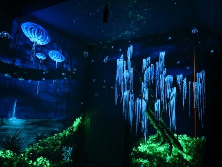 Glow In The Dark Mural, Avatar Forest, Glow In The Dark Art, Art Avatar, Forest Bedroom, Forest Room, Glowing In The Dark, Glow Paint, Dark Bedroom