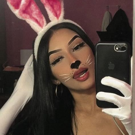 Morena Cabelo Liso Unhas Feitas Icon Discord Bunny Halloween Makeup, Bunny Makeup, Joker Halloween, Animal Makeup, Bunny Halloween Costume, Matching Halloween Costumes, Cute Halloween Makeup, Halloween Costume Outfits, Halloween Costumes Makeup