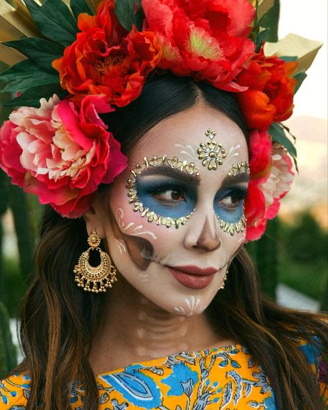 Yesterday we celebrated Día de Muertos and it’s one of my favorite Mexican traditions of the year! Day of the Dead for those of you who… | Instagram Mexican Halloween Costume, Mexican Makeup, Mexican Halloween, Dramatic Dresses, Mexican Traditions, Sugar Skull Makeup, Día De Muertos, Skull Makeup, Victorian Steampunk