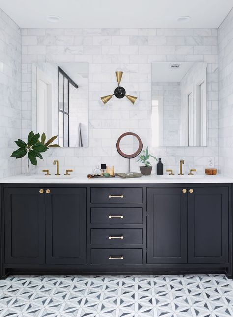 10 Black Bathroom Ideas That Exude Sophistication Styl Hampton, Black White Bathrooms, Black Vanity Bathroom, Timeless Bathroom, Bathroom Color Schemes, Apartment Decoration, Stunning Bathrooms, Double Vanity Bathroom, Bathroom Wall Tile