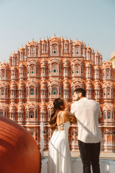 The Ultimate 3 Day Jaipur Sightseeing Itinerary - Finding Jules Hawa Mahal Photoshoot, Patrika Gate Jaipur Couple Photography, Hawa Mahal Photography Poses, Anniversary Trip Outfits, Hawamahal Jaipur Photography, Hawa Mahal Aesthetic, Hawa Mahal Photography, Fort Poses, Rajasthan Photo