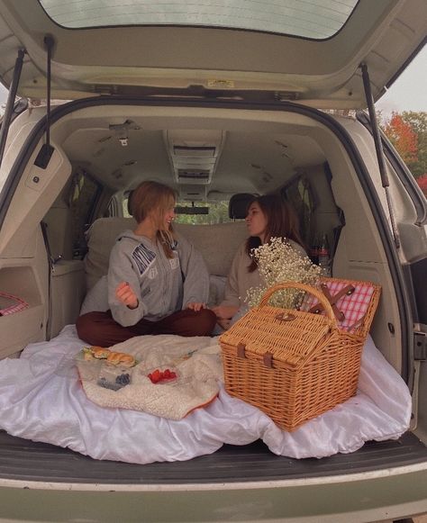 Trunk Picnic Date, Road Trip Pictures, Road Trip Must Haves, Fun Summer Bucket List, Van Road Trip, Picnic Date Outfits, Car Picnic, Trip Pictures, Trip Checklist