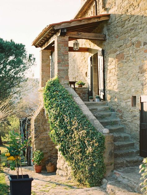 Tuscan Elopement with Natural Greens and Organic Details Style Toscan, Tuscan Interior, Tuscany Home, Tuscany House, Tuscan Farmhouse, Italian Farmhouse, Tuscany Villa, Tuscan Design, Casa Country