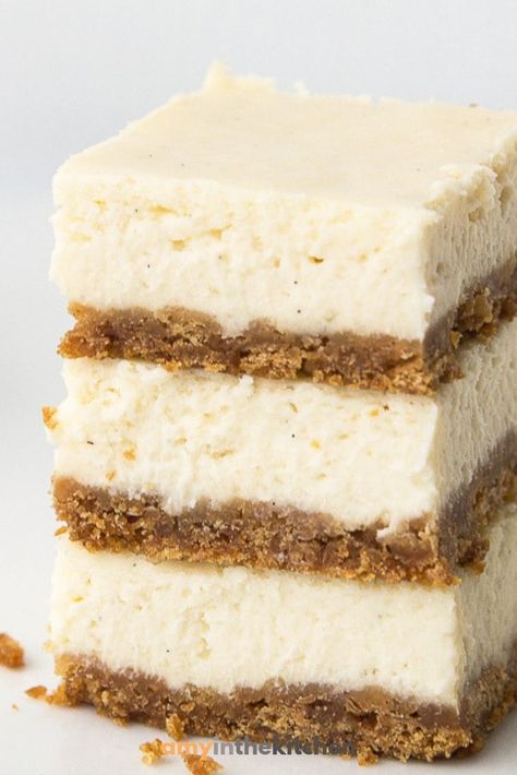 Learn how to make simple cheesecake bars with this easy recipe. Can be made in a 9x13 pan. #cheesecakebars #dessert #recipe Cheesecake Simple, Simple Bars, Simple Cheesecake, Cheesecake Bars Easy, Recipes Cheesecake, Bars Dessert, Savory Cakes, Cheesecake Bar Recipes, Brownie Desserts