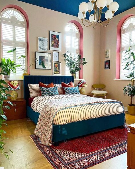 Maximalist Interior Bedroom, Eclectic Maximalism Bedroom, Colorful Eclectic Bedroom, Maximalist Bedrooms, Eclectic Bedding, Blue And Pink Bedroom, Maximalism Interior, Bedroom Looks, Bold Bedroom