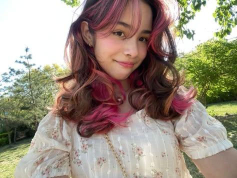 Hair Dye Styles For Brown Hair, Dyed Hair Pink And Brown, Coquette Hair Dye Ideas, Dyed Hair Highlights Brown, Curtain Bangs With Pink Highlights, Pink Hair With Brown Highlights, Aesthetic Colored Hair, Layered Hair With Pink Highlights, Hair Dye Ideas With Brown Hair