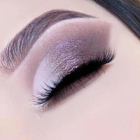 Silver Eyeshadow Looks, Silver Smoky Eye, Shimmery Makeup, Plum Eyeshadow, Mauve Makeup, Grey Eye Makeup, Burgundy Makeup, Evening Eye Makeup, Silver Eye Makeup