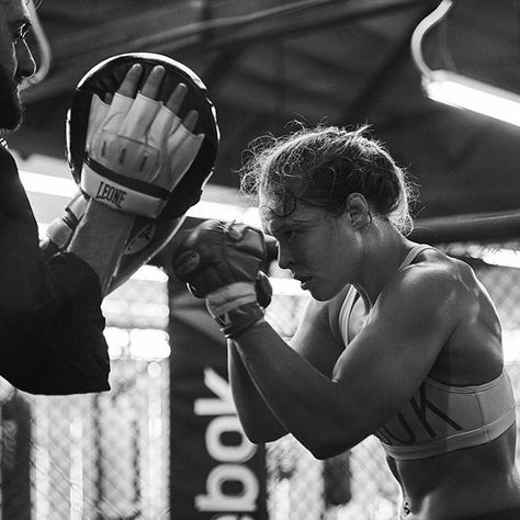 Fighter Aesthetic, Workout Poses, Sharp Aesthetic, Boxing Techniques, Female Boxers, Ufc Fighter, Boxing Girl, Ufc Fighters, Boxing Gym