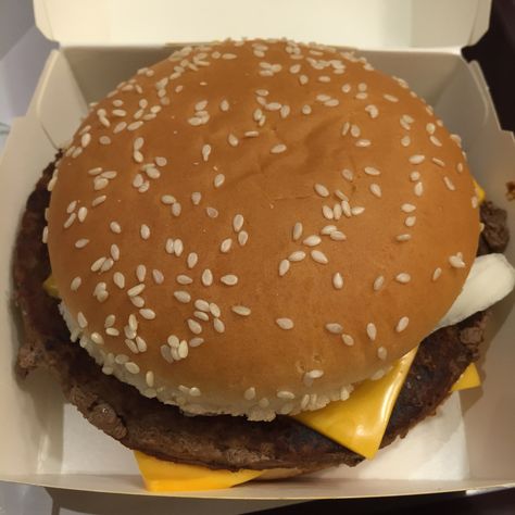 Quarter Pounder McDonald 😋 Mcdonalds Quarter Pounder, Quarter Pounder, Restaurant Foods, Restaurant Recipes, Meal Ideas, Snacks, Restaurant, Ethnic Recipes, Collage