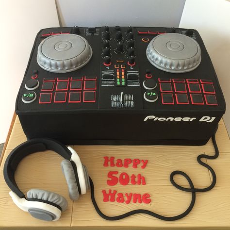 Dj Turntable Cake, Dj Birthday Cakes For Men, Headphone Birthday Cake, Dj Cake Ideas For Men, Dj Birthday Party Ideas, Music Cakes Birthday, Dj Theme Cake, Dj Themed Birthday Party, Birthday Cake Music Theme