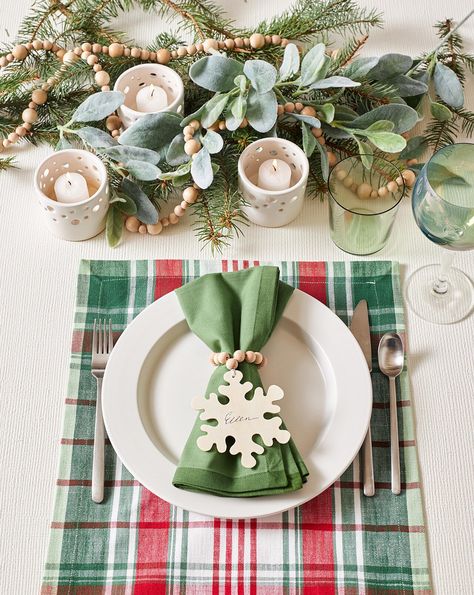 green-red-holiday-table-setting-decor-2fe5add5 Napkin Folding Ideas With Silverware, Christmas Napkin Ideas, Napkin Ideas, Napkin Folding Ideas, Christmas Napkin Folding, Christmas Luncheon, Christmas Place Settings, Christmas Tree Lots, Folding Ideas