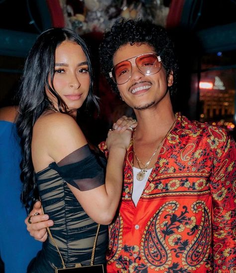 Bruno Mars Jessica Caban, Jessica Caban, Peyton Clark, Silk Sonic, Mama Awards, Famous Singers, Celeb Crushes, Relationship Goals Pictures, Music People