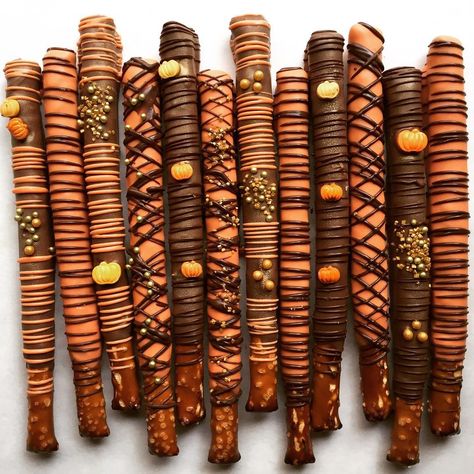 Chocolate Popcorn Recipe, White Chocolate Popcorn Recipe, Chocolate Pretzel Rods, Thanksgiving Chocolates, White Chocolate Popcorn, Thanksgiving Hostess, Pretzel Rolls, Chocolate Covered Pretzel Rods, Chocolate Dipped Pretzels