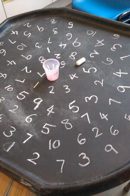 Tough spot number practice with wet cotton wool buds:) You could use this to practice number recognition and also number bonds. e.g. Find 8, OR find 4 + 4 Number Formation Eyfs, Tough Spot Ideas, Number Recognition Activities Eyfs, Numbers To 20 Tuff Tray, Number Activities Eyfs, Number Formation Activities, Reception Maths, Eyfs Outdoor, Maths Eyfs