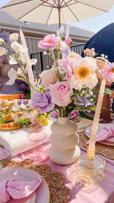 Baby On Bloom Theme, Baby Shower Themes Baby In Bloom, Spring Baby Shower Ideas Girl, Tent Baby Shower Ideas Outdoor, Baby Shower Bloom Theme, Baby In Bloom Favors, Baby In Bloom Centerpiece Ideas, Baby In Bloom Shower Ideas Table Decor, Baby In Bloom Shower Ideas Centerpieces