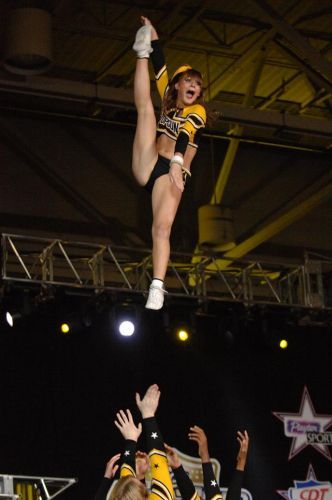 kick full down, out of a basket toss Basket Toss, Cheer Stunts, Cheerleading, Wrestling, Things To Come, Concert