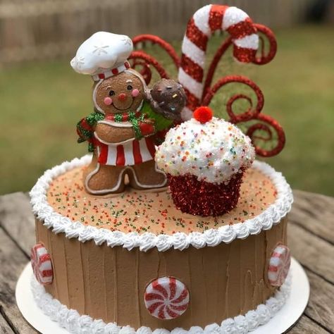 Gingerbread House Ideas, Christmas Themed Cake, The Best Dessert, Christmas Cake Designs, Gingerbread Crafts, Gingerbread Christmas Decor, Xmas Cake, Gingerbread Cake, Fake Cake