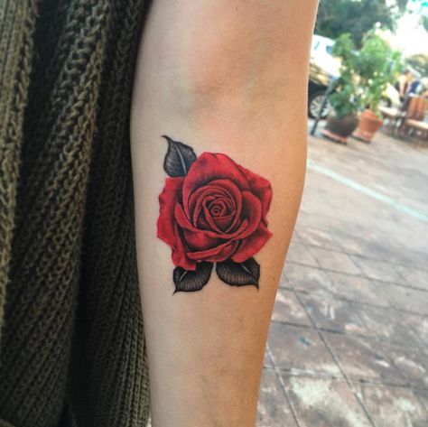 Single Rose Tattoos, Rose Tattoos For Women, Rose Tattoos For Men, Red Rose Tattoo, Best Tattoos For Women, Geniale Tattoos, Rose Tattoo Design, Tattoo Feminina, Baby Tattoos