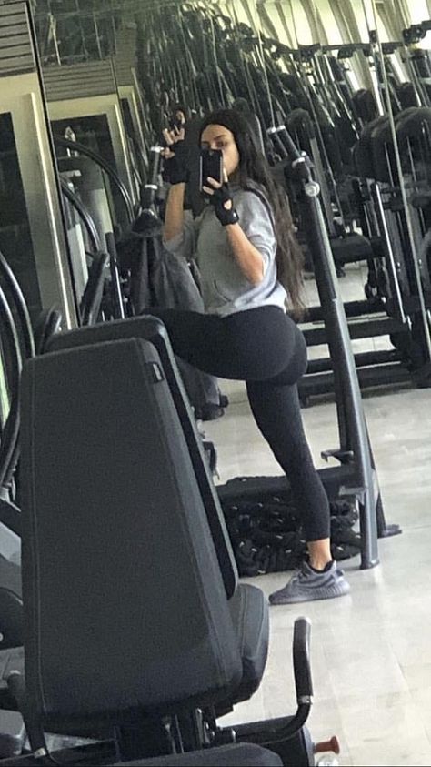 Kim Kardashian Leggings, Early Morning Exercise, Kim Kardashian Workout, Morning Exercise Routine, Kardashian Workout, Morning Workout Routine, Morning Exercise, Kim Kardashian Outfits, Kardashian Outfit