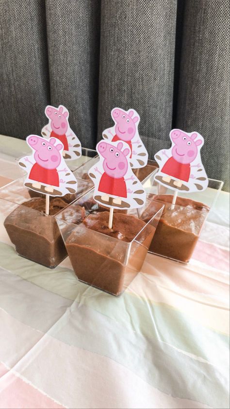 Peppa Pig Centerpiece Ideas, Pig Party Food, Peppa Pig Birthday Party Food, Peppa Pig Party Food, George Pig Birthday Party, Pig Birthday Decorations, Bolo Da Peppa Pig, George Pig Party, Peppa Pig Birthday Decorations