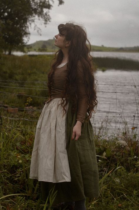 Rosie Cotton, Green Costume, Green Costumes, Brown Corset, Claire Fraser, Cottagecore Fashion, Historical Fashion, Linen Clothes, Modest Dresses