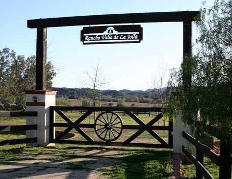 Iron Entry Gates, Farm Gates Entrance, Ranch Entrance Ideas, Ranch Entrance, Entrance Gates Driveway, Farm Entrance, Ranch Gates, Wooden Gate, Wagon Wheels