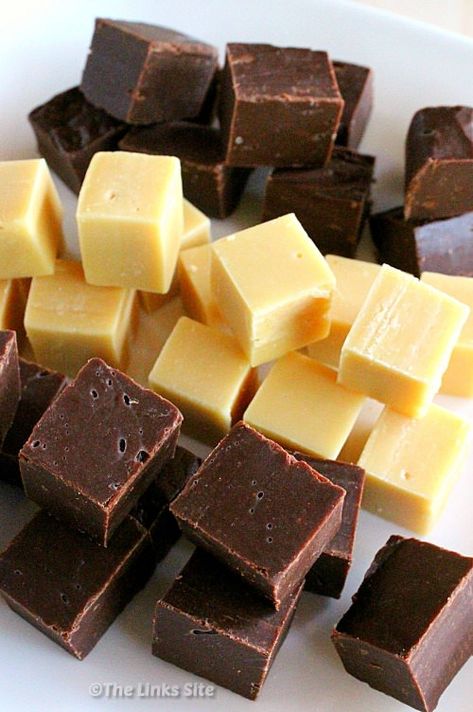 Easy Microwave Fudge, 2 Ingredient Fudge, Chocolate Bark Recipe, Microwave Fudge, Scones Recipe Easy, Scones Easy, Chocolate Pairings, Fudge Recipes Easy, Caramel Fudge