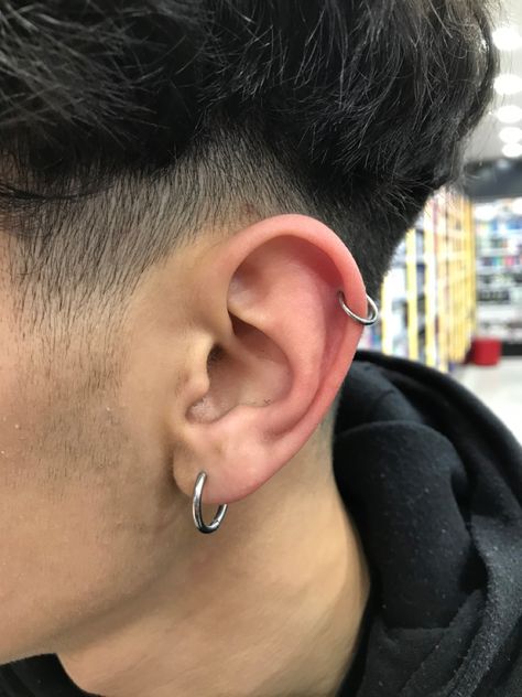 Men With Cartilage Piercing, Men Piercings Aesthetic, Men Ear Piercings Ideas, Mens Conch Piercing, Ear Piercings On Men, Tunnel Piercing Men, Ear Piercing Ideas Masculine, Men’s Helix Piercing Hoop, Guy Piercings Aesthetic