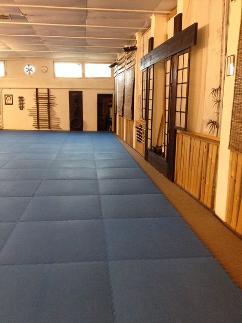 Home Dojo Ideas, Karate Gym, Dojo Decor, Japanese Dojo, Dojo Design, Kai Mori, Dojo Ideas, Wing Chun Martial Arts, Gym Room At Home