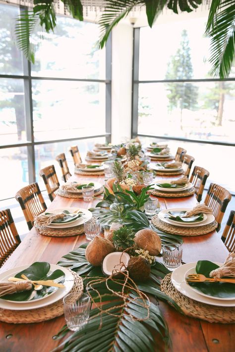 Aesthetic Dinner Party, Tropical Theme Party, Tropical Wedding Theme, Aesthetic Dinner, Themed Dinner, Fiesta Tropical, Dinner Party Themes, Hawaii Party, Dinner Party Table