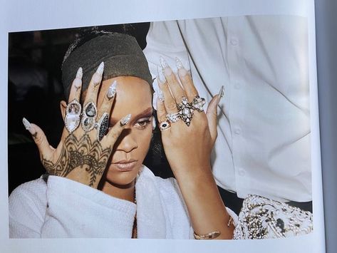 Rihanna Rings, Rihanna Book, Celeb Nails, Rihanna Jewelry, Rihanna Nails, Rihanna Fashion Outfits, Rihanna Hand Tattoo, Rihanna Fan, Rihanna Style