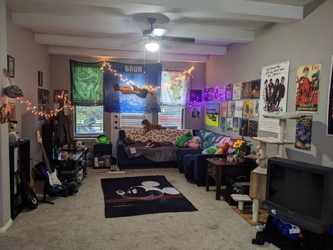 living room cool y2k guitar lights posters Y2k Apartment Living Room, Y2k Living Room Aesthetic, 2000s Living Room, Living Room Y2k, Y2k Living Room, Y2k Guitar, 80s Living Room, Guitar Light, Y2k Bedroom