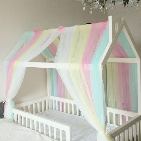 An original accessory that will personalize the design of the crib The crib is an excellent functional solution, a place for sleeping and playing. You can customize your house with a textile roof and walls. The textile roof and walls create a fabulous atmosphere for games, are a unique addition to Bed Ideas Canopy, Diy Kids Playhouse, Baldachin Bed, Bunk Bed Tent, Retreat Bedroom, Girls Canopy, Canopy Bed Ideas, Bubble Blanket, House Frame