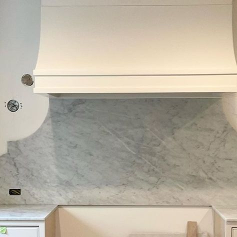 LS Design Studio on Instagram: "The marble backsplash drawing versus reality 🤍 This was a revision made on the fly where we changed from a straight across design to a curved decorative one. It came to life in the matter of days and it did not disappoint! Sometimes it takes seeing the space come to life to know exactly what it needs. #ProjectBarrington #LSDesignStudio _________________ #losangelesinteriordesign #interiordesign #interiordecorating #bathdesign #designprocess #homedesign interior d Marble Range Backsplash, Curved Stone Backsplash, Quarts Counter Tops And Backsplash, Marble Backsplash With Shelf, Quartz Backsplash Behind Stove, Range Backsplash Ideas, Curved Marble Backsplash, Arched Backsplash, Timeless Backsplash Kitchen